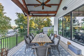 Outdoor dining - Immaculate Waterfront Home for 16 w/ Private Dock! (Kingsland)