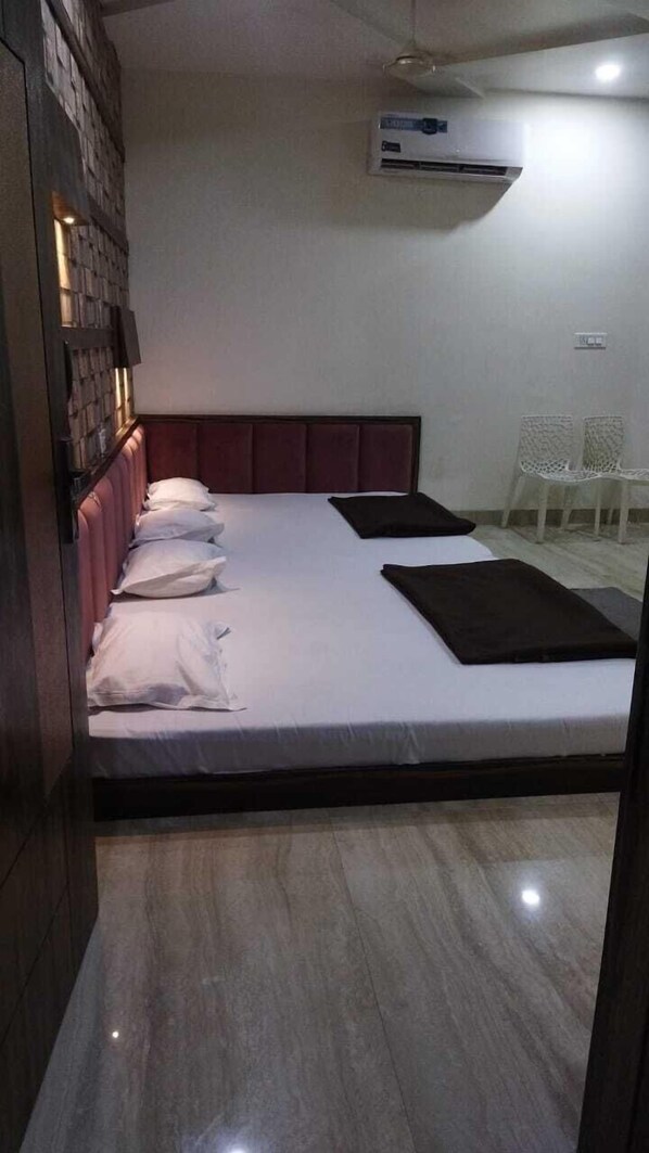 In-room safe, desk, soundproofing - Hotel SR Siddhivinayak (Mathura)