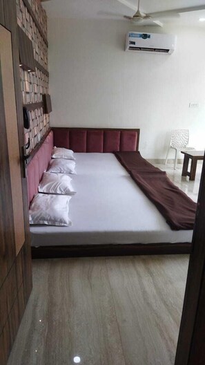 Zimmersafe, Schreibtisch, schallisolierte Zimmer