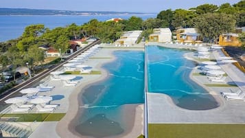 Kolam renang terbuka bermusim