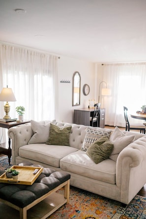 Living area - Sunset Serenity Suite (Myerstown)