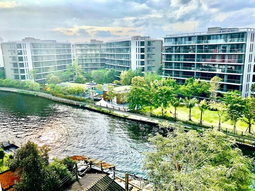 1BR River Front Oasis in Bangkok [15 min to BTS On Nut Station & Everywhere BKK]