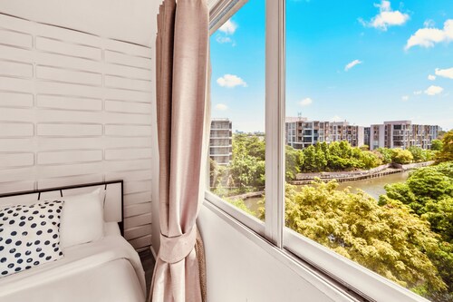 Clean 1BR River Front Oasis. 15 min to BTS On Nut Station & Everywhere in BKK!
