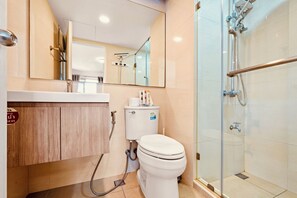 Regadera, bidet, toallas, jabón 