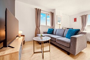 TV - 1BR River Front Oasis in Bangkok [15 min to BTS On Nut Station & Everywhere BKK] (Krung Thep Maha Nakhon)