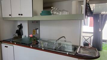 Micro-ondes, four, plaque de cuisson