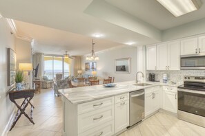 Fridge, microwave, oven, stovetop - AZ 602 4Bd Beachfront Brand New Kitchen and Baths! (Fort Walton Beach)