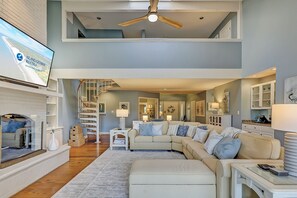 Smart TV, mesa de ping pong, libros, monitor de computadora