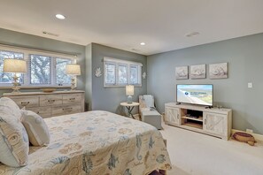 5 bedrooms, desk, iron/ironing board, WiFi