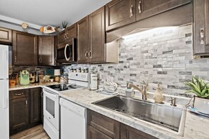 冷蔵庫、電子レンジ、オーブン、コンロ