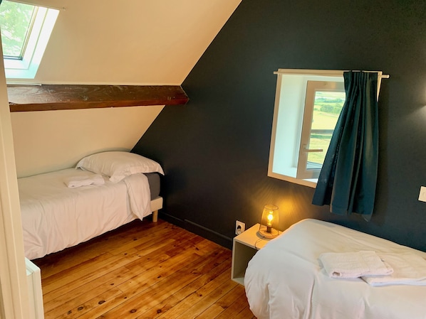 Room - Charming cottage, sea and garden, close to the D-Day landing beaches, sleeps 6 (Quinéville)
