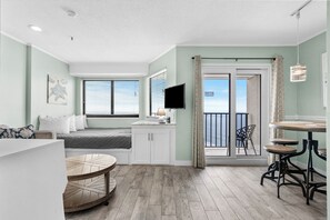 Tabla de planchar con plancha, wifi gratis y ropa de cama