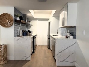 Mikrovågsugn, ugn, spishäll och diskmaskin