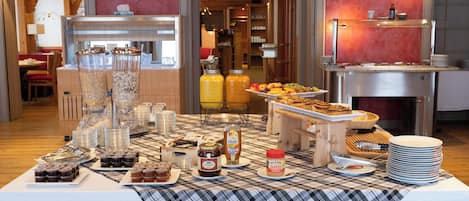 Frukostbuffé varje dag (EUR 12 per person)