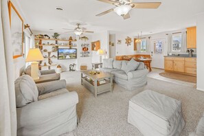 Smart TV, books - Soundfront Home in Frisco with Hot Tub, Private Dock and Windsurfing Access (Frisco)