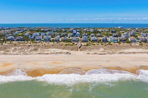 På stranden