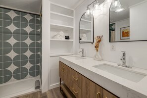 Douche, séchoir à cheveux, serviettes fournies, savon