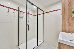 Douche, serviettes fournies, papier toilette