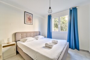 2 bedrooms, iron/ironing board, WiFi, bed sheets