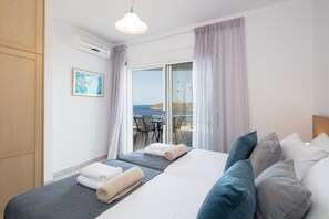 1 bedroom, desk, iron/ironing board, travel cot - Tersanas Seaside Apartment (Chorafakia)