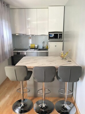 Réfrigérateur, four à micro-ondes, un four, surface de cuisson