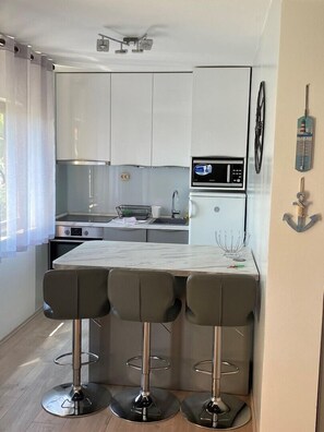 Kjøleskap, mikrobølgeovn, ovn og kokeplater