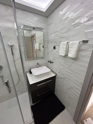 Douche, serviettes fournies
