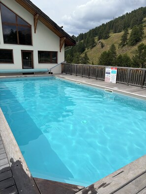 Piscine couverte, piscine extérieure