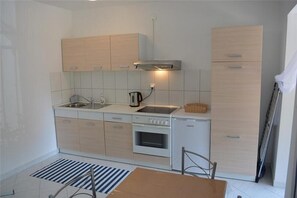 Fridge, oven, stovetop - Apartment Galeb, in Artatore, ideal for 2 to 3 people. (Mali Losinj)