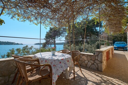 Apartment Katarina 1 is located in the Poljana and offers a balcony with stunning sea view