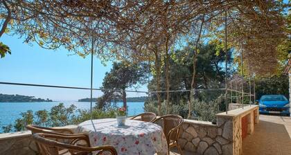 Apartment Katarina 1 is located in the Poljana and offers a balcony with stunning sea view