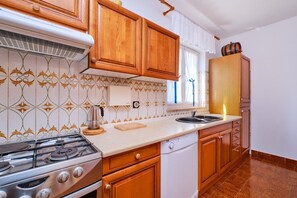 Refrigerador, horno, placa de cocina, lavavajillas