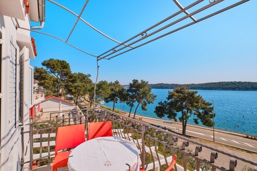 Apartment Katarina 2, Poljana, the apartment is for 6 people, offers a balcony with a sea view.