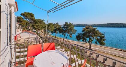 Apartment Katarina 2, Poljana, the apartment is for 6 people, offers a balcony with a sea view.
