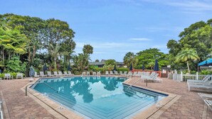 حمام سباحة