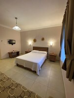 Habitación estándar con 2 camas individuales, vistas parciales al mar | Wifi gratis y ropa de cama