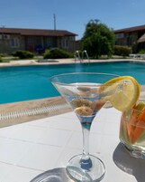 Una piscina al aire libre de temporada