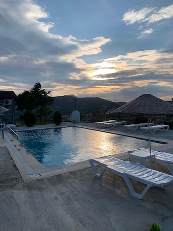 Una piscina al aire libre de temporada