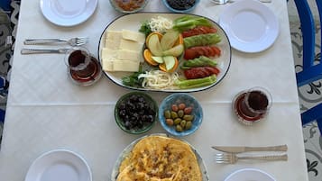 Esmorzar diari de cuina local gratuït