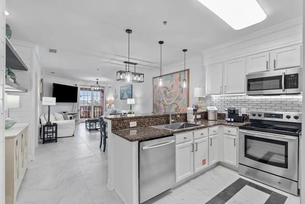 Kjøleskap, mikrobølgeovn, ovn og kokeplater