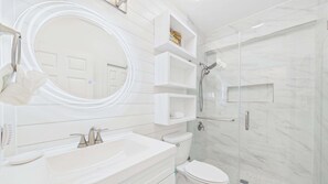 Dusche, Haartrockner, Handtücher