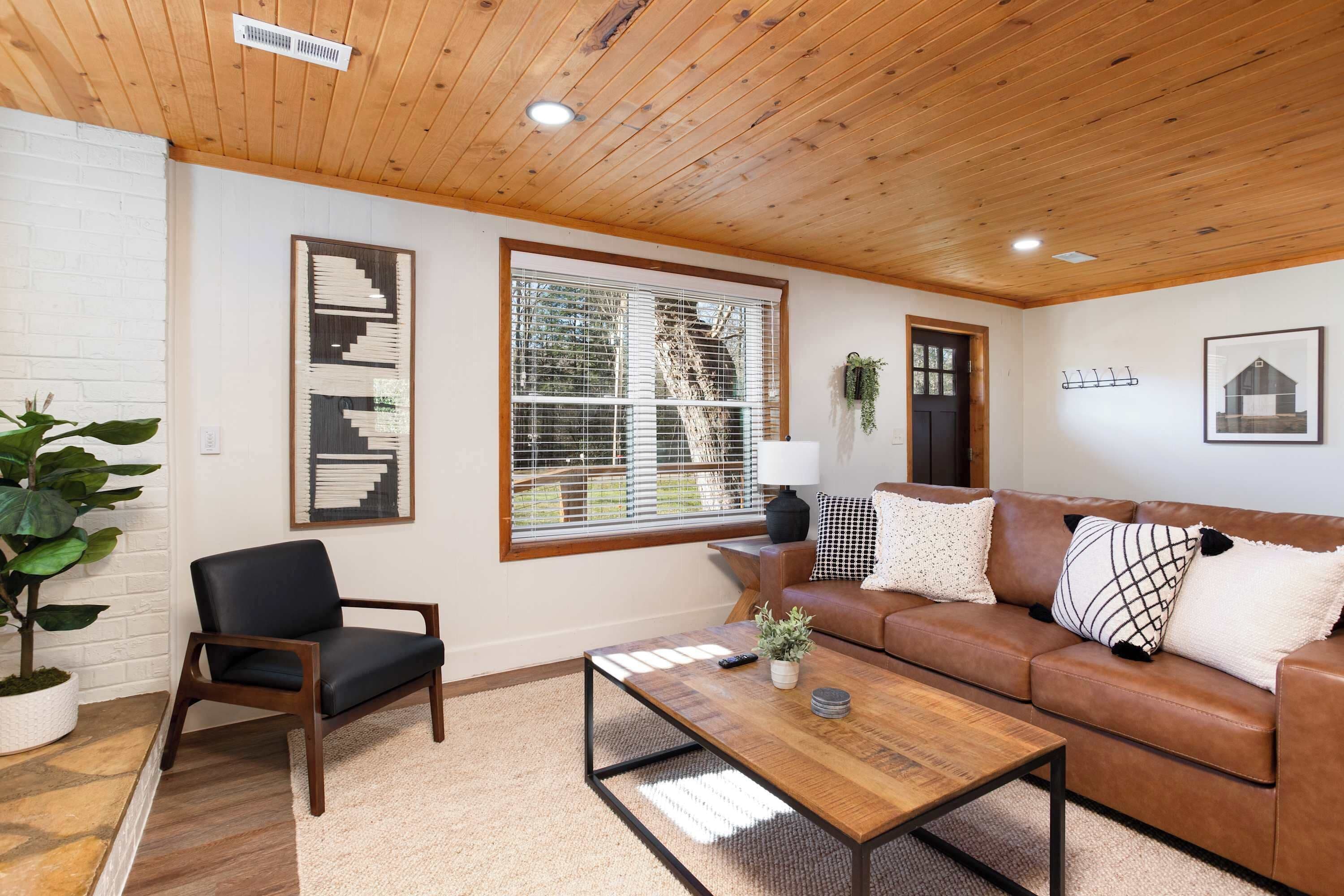 Televisión, chimenea y oficina 