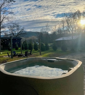 Outdoor spa tub - Walk Into The National Park/View (Sevierville)