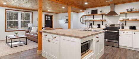 Geladeira, micro-ondas, fogão, cooktop