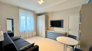 Suite, 2 kamar tidur, balkon, pemandangan kebun | Ruang kerja ramah laptop, tirai kedap cahaya, dan setrika/meja setrika
