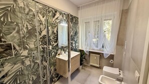 Apartamento, 1 cama de matrimonio con sofá cama, cocina, vistas a la ciudad | Baño