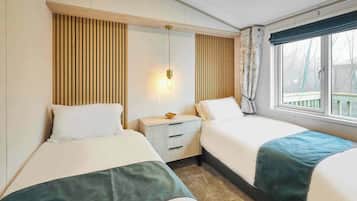 2 bedrooms, desk, iron/ironing board, bed sheets