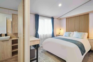 2 habitaciones, escritorio y tabla de planchar con plancha 