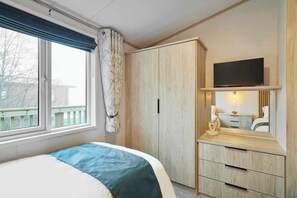 2 soverom, skrivebord, strykejern/-brett og wi-fi