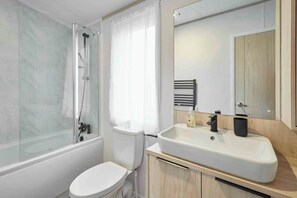 シャワー、ヘアドライヤー、タオル